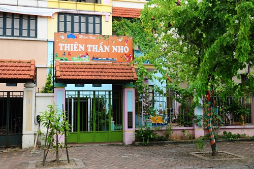 Bé 12 tháng tuổi tử vong do sặc cháo tại trường mầm non Thiên Thần Nhỏ. Vụ việc xảy ra ngày 27/8/2013. Nạn nhân là cháu Trần Nhật Hương (12 tháng tuổi), con út của gia đình anh Trần Xuân Bách, chị Đậu Thanh Thủy (trú tại Khu đô thị Việt Hưng, Long Biên, Hà Nội). Theo bản kết luận giám định pháp y trên hồ sơ giám định lại lần 2 nguyên nhân tử vong của cháu Trần Nhật Hương mà Hội đồng giám định Quốc Gia đưa ra: nguyên nhân gây ra cái chết của cháu Hương là do ngạt dị vật đường thở; dị vật trong đường thở tìm thấy là tinh bột và sợi Cellulose.