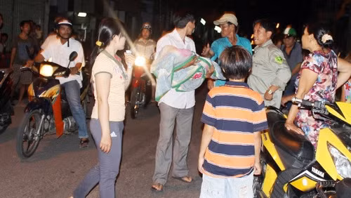 Theo người nhà nạn nhân, vợ chồng anh Lực vừa từ quê vào Nha Trang ngày 10/4. Do cả hai vợ chồng đều làm nghề thợ hồ, nên sáng nay tìm đến cơ sở giữ trẻ của bà Phượng để gửi con. Ngay trong ngày đầu tiên xa cha mẹ, bé gái đã gặp nạn. Trung tá Trần Văn Trung, Trưởng công an phường Vĩnh Trường, cho biết dấu hiệu ban đầu cho thấy bé Diệu bị ngã từ trên cao. Do chấn thương quá nặng nên cháu tử vong tại chỗ.