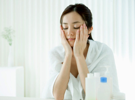 Thoa kem dưỡng ẩm.Việc thoa kem dưỡng ẩm ban đêm giúp giữ cho làn da của bạn ngậm nước, từ đó ngăn chặn lão hóa. Vì vậy, hãy chọn mua một loại kem dưỡng ẩm phù hợp với loại da của bạn. Những người có làn da nhờn chỉ nên sử dụng kem dưỡng ẩm chứa ít dầu. Trong khi những người có làn da khô nên sử dụng các sản phẩm kem dưỡng ẩm có chất dầu tự nhiên.