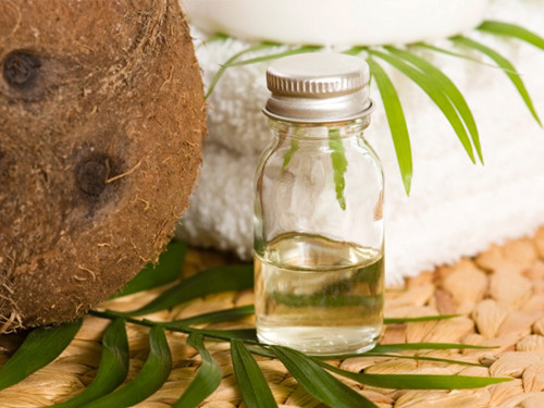 Dùng các loại tinh dầu tự nhiên như tinh dầu oliu, tinh dầu dừa... bôi đều lên mí mắt và vùng dưới mắt một lớp mỏng trước khi đi ngủ và thường xuyên mỗi ngày. Bạn thực hiện cách này thường xuyên sẽ làm lông mi dài và dày tự nhiên mang lại vẻ đẹp gợi cảm cho đôi mắt. Đặc biệt, thao tác này còn giúp giảm quầng thâm và vết nhăn cho mắt.