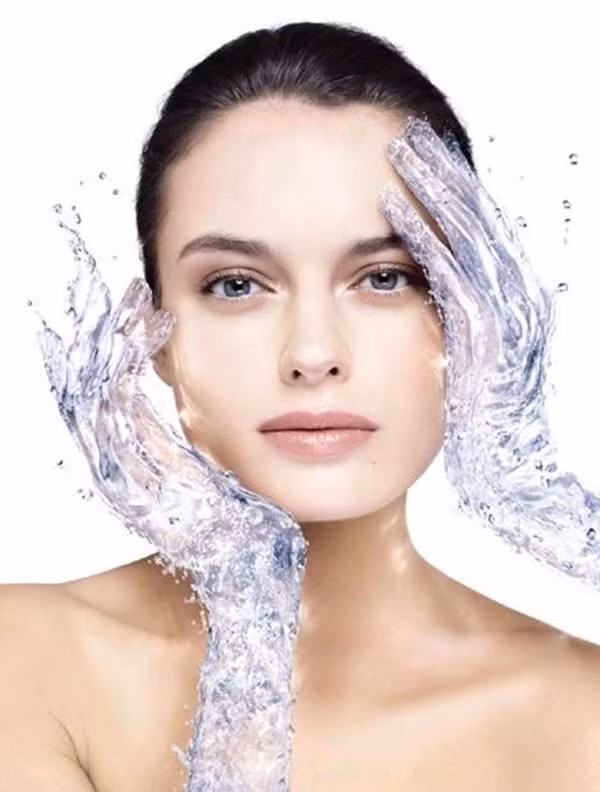 Giảm bọng mắt. Tình trạng đôi mắt sưng húp mỗi sáng thức giấc không xa lạ gì với các quý cô công sở bận rộn. Nguyên nhân có thể do bạn thiếu ngủ, thức khuya, stress do công việc hay đơn giản là vết côn trùng cắn, vi khuẩn xâm nhập hay các nguyên nhân gây dị ứng khác... Dùng nước đá rửa mắt hay đá lạnh chườm lên vùng mắt sưng có tác dụng tức thì trong việc giảm sưng mắt.