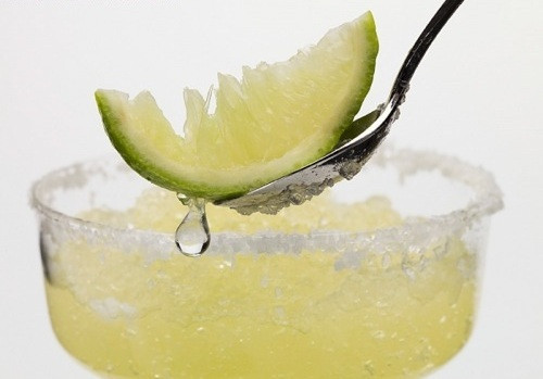 Hoặc bạn có thể kết hợp với nước chanh ép rửa mặt: Lấy một quả chanh tươi, một thìa cà phê nước đá lạnh, vắt chanh vào ly rồi bỏ nước đá vào, massage từ 1-3 phút lên da mặt đã rửa sạch. Sau đó rửa sạch bằng nước ấm. Chất axit tự nhiên trong chanh cùng độ lạnh của nước đá có tác dụng se khít lỗ chân lông, giảm các nốt sần ngứa.