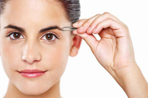 Giảm đau. Tỉa lông mày là một bước làm đẹp không thể thiếu của các chị em phụ nữ nhưng không thể phủ nhận rằng việc này hoàn toàn không dễ chịu chút nào. Hãy chà một viện đá vào lông mày của bạn để làm tê tạm thời vùng da này, giúp giảm cảm giác đau đớn khi nhổ lông mày.