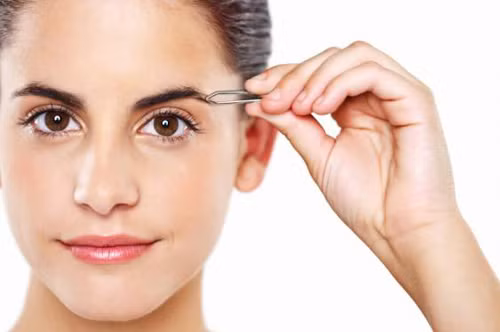 Giảm đau. Tỉa lông mày là một bước làm đẹp không thể thiếu của các chị em phụ nữ nhưng không thể phủ nhận rằng việc này hoàn toàn không dễ chịu chút nào. Hãy chà một viện đá vào lông mày của bạn để làm tê tạm thời vùng da này, giúp giảm cảm giác đau đớn khi nhổ lông mày.