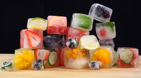 Bạn cũng có thể xay nhuyễn các loại trái cây hoặc làm mặt nạ trái cây sau đó trộn chung với đá bào rồi đắp lên mặt. Các loại rau củ như cà chua, dưa leo, nha đam, chanh... đều có thể kết hợp với đá để tăng hiệu quả làm đẹp da. Dùng đá làm từ nước gạo hay nước trà đều có tác dụng dưỡng da rất tốt.