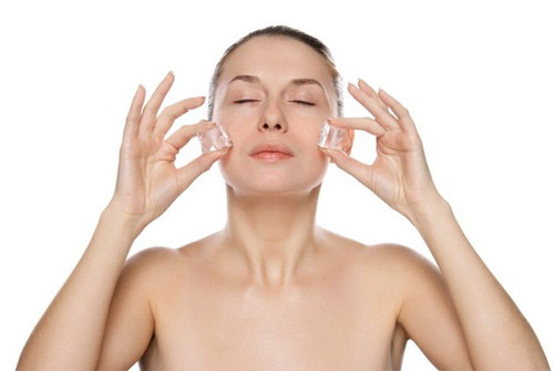 Giảm mụn, trị ngứa. Những nốt mụn đáng ghét, sưng vù trên mặt bạn khiến bạn cảm thấy ngứa ngáy và đau, hãy dùng những viên đá lạnh bọc trong chiếc khăn nhỏ và di chuyển nhẹ nhàng trên những nốt mụn đó 5-10 phút, điều này sẽ giúp bạn bớt sưng đau do mụn gây ra, không nên để trực tiếp đá lên vết mụn vì chúng có thể gây tổn thương cho vùng da mụn.