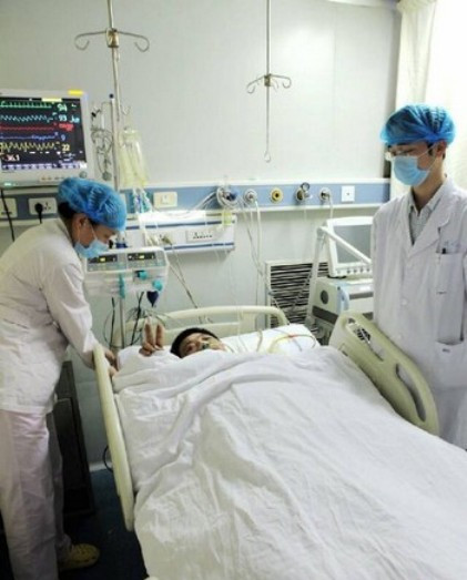 Các bác sĩ phải mất tới 3 tiếng để lôi cột đèn ra khỏi cơ thể Li Jen. Các bác sĩ cho biết, anh Jen quá may mắn khi cột đèn không đâm phải các bộ phận quan trọng, nếu không chắc chắn anh đã tử vong. Hiện, anh Jen đã qua cơn nguy kịch nhưng vẫn phải nằm theo dõi đặc biệt.