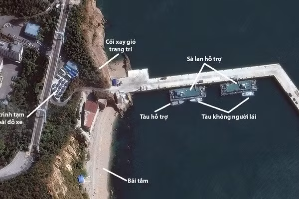 Một trong những phương tiện chiến đấu mặt nước, được mô tả là một con tàu không người lái, tương tự như con tàu JARI được nhìn thấy trong khu vực hồi 2020.JARI là một tàu khu trục nhỏ được trang bị các loại vũ khí mạnh.