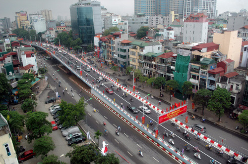 Cây cầu tại ngã tư Đại Cồ Việt - Trần Khát Chân nhìn từ trên cao.