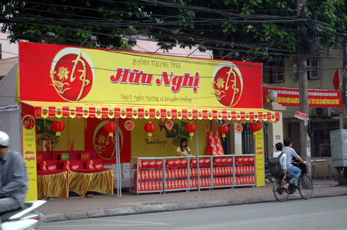 Quầy bánh trung thu cạnh ngã 3 Cầu Giấy - Trần Đăng Ninh.