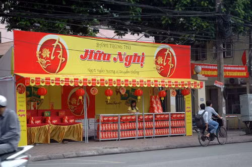 Quầy bánh trung thu cạnh ngã 3 Cầu Giấy - Trần Đăng Ninh.