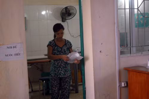 Bệnh nhân lấy phiếu xét nghiệm dễ dàng