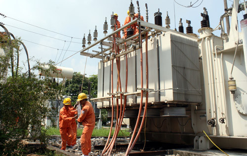 Các công nhân đang khẩn trương khắc phục sự cố nổ trạm biến áp Nghĩa Tân.