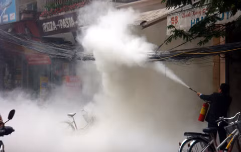 Một vụ chập điện dưới trời mưa trên phố Hàng Bồ (Hà Nội) cuối năm 2012.