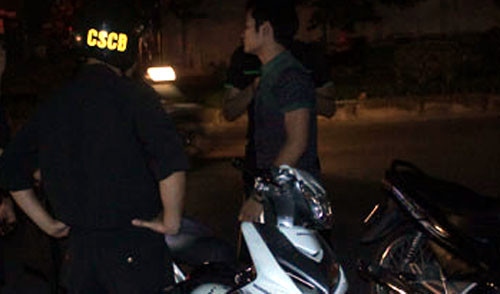 Nam thanh niên tham gia giao thông không đội MBH bị CSCĐ kiểm tra hành chính, ở đường Nguyễn Phong Sắc, quận Cầu Giấy, Hà Nội