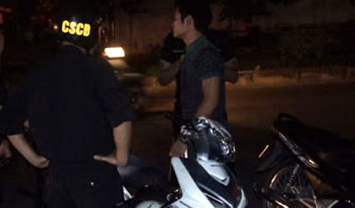 Nam thanh niên tham gia giao thông không đội MBH bị CSCĐ kiểm tra hành chính, ở đường Nguyễn Phong Sắc, quận Cầu Giấy, Hà Nội