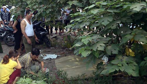 Khu vực nam thanh niên nằm chết bên đường.