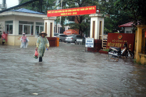 ... mênh mông biển nước.