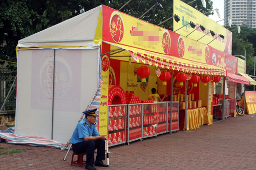 Quầy bánh trung thu sai phép, không phép sẽ bị thanh tra giao thông, chính quyền địa phương xử lý.