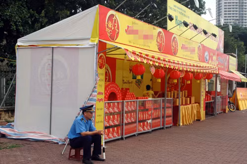 Quầy bánh trung thu sai phép, không phép sẽ bị thanh tra giao thông, chính quyền địa phương xử lý.