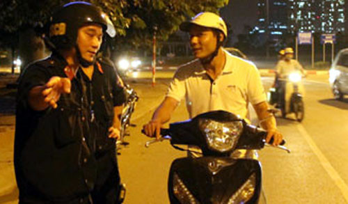 Chiến sĩ CSCĐ chỉ đường cho người tham gia giao thông.