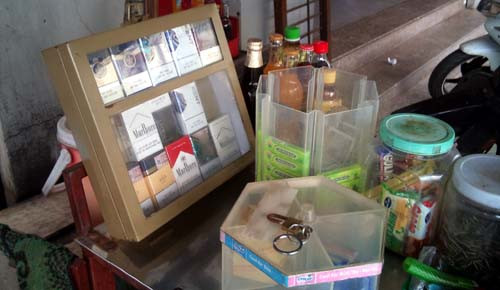 Tủ kính bày bán thuốc lá tại một quán nhỏ trên đường Nguyễn Phong Sắc.