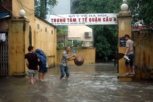 Trạm y tế ngập nước mưa, cấp cứu thế nào?