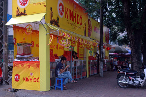 Ngã 3 đường Xuân Thủy - Phan Văn Trường, cửa hàng bánh trung thu "chen" vỉa hè thuộc phường Dịch Vọng Hậu, quận Cầu Giấy.