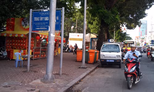 Xe công an phương "ngắm" quầy bánh trung thu ở cạnh ngã ba phố Tây Sơn - Đặng Tiến Đông, phường Trung Liệt, quận Đống Đa.