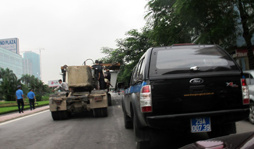 Xe thanh tra giao thông "dẫn giải" xe kéo thanh dầm.