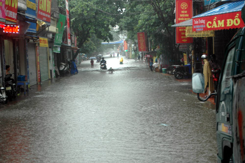 Nhiều tuyến phố thành sông trong mưa.