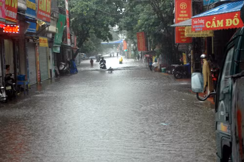 Nhiều tuyến phố thành sông trong mưa.