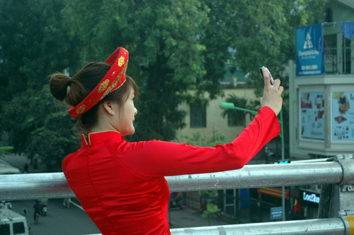 Tranh thủ tạo dáng chụp ảnh trên cây cầu mới.