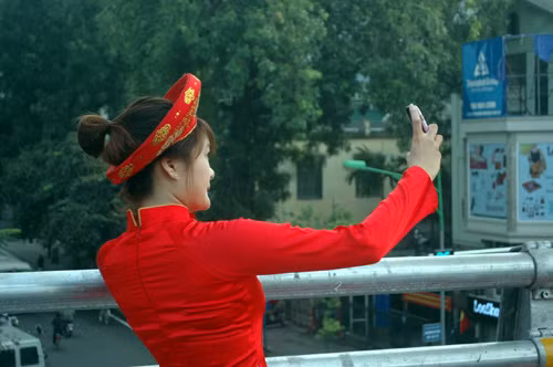 Tranh thủ tạo dáng chụp ảnh trên cây cầu mới.