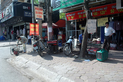Khoảng 7m2 vỉa hè đường Cầu Giấy, Hà Nội có tới 4 máy phát điện.