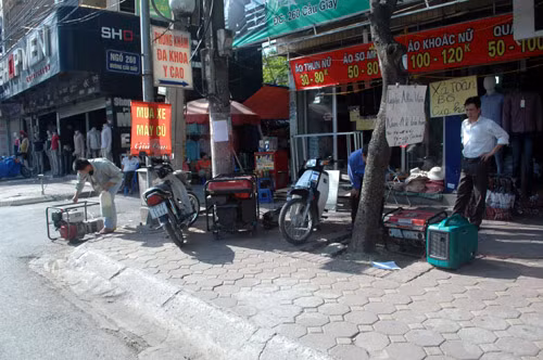 Khoảng 7m2 vỉa hè đường Cầu Giấy, Hà Nội có tới 4 máy phát điện.