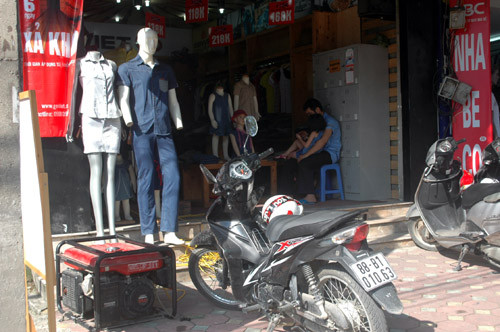 Có máy phát điện, nhưng không dám bật quạt, vì điện không đủ.