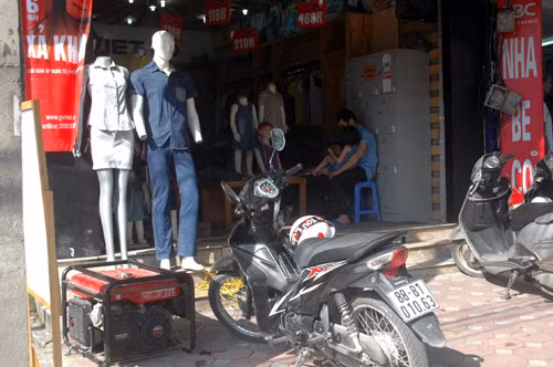 Có máy phát điện, nhưng không dám bật quạt, vì điện không đủ.