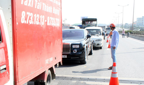 Hiện trường vụ tai nạn liên hoàn trên cầu Thanh Trì.