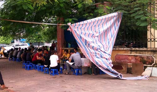 Rất đông người đến quán cóc bên đường Nguyễn Cơ Thạch, huyện Từ Liêm.