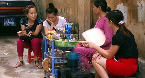 "Sao phải có giấy phép bán thuốc lá lẻ", bà chủ quán "ngớ người" khi được phóng viên cho biết về quy định mới. Hình ảnh tại quán trà đá ở ngõ 167, phố Tây Sơn, quận Đống Đa.