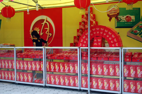 Quầy bánh trung thu trên vỉa hè đường Thái Hà, quận Đống Đa.