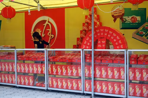 Quầy bánh trung thu trên vỉa hè đường Thái Hà, quận Đống Đa.