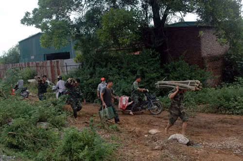 ...vác cọc tre chống vỡ kè đê sông Cầu Ngà.