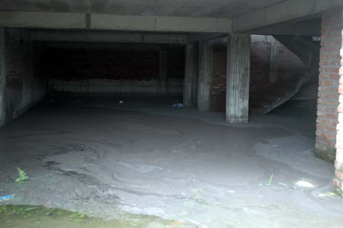 Nước bẩn ngang với sông Tô Lịch