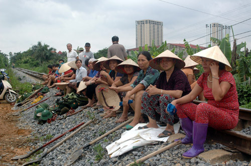 Chị em phụ nữ túc trực bảo vệ đê kè sông Cầu Ngà.