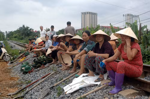 Chị em phụ nữ túc trực bảo vệ đê kè sông Cầu Ngà.