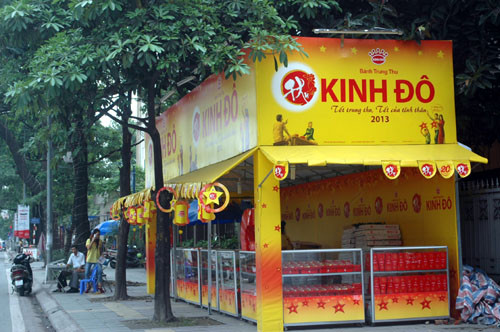 Quầy bánh trung thu chiếm gần hết vỉa hè đường Nguyễn Chí Thanh, quận Đống Đa.