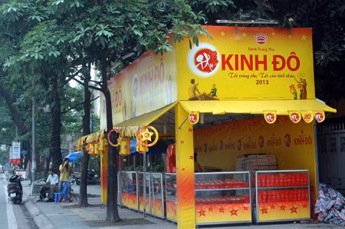 Quầy bánh trung thu chiếm gần hết vỉa hè đường Nguyễn Chí Thanh, quận Đống Đa.