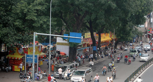 Nhan nhản quầy bánh trung thu trên vỉa hè cạnh ngã ba phố Tây Sơn - Đặng Tiến Đông, quận Đống Đa.